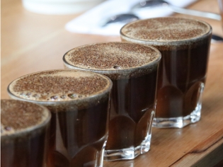 グラスに注がれた４つの珈琲