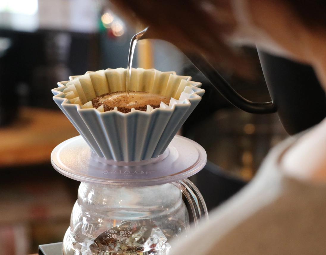 お湯を注ぐ画像