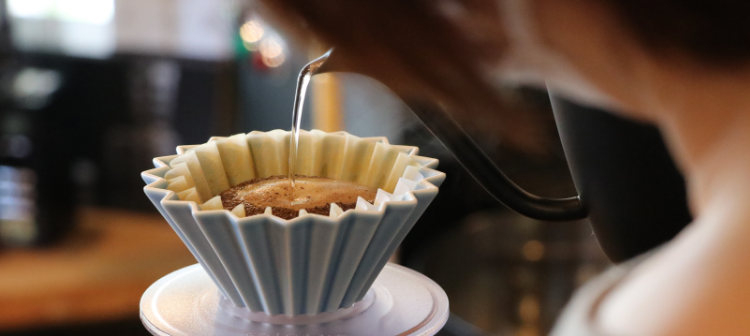 お湯を注ぐ画像