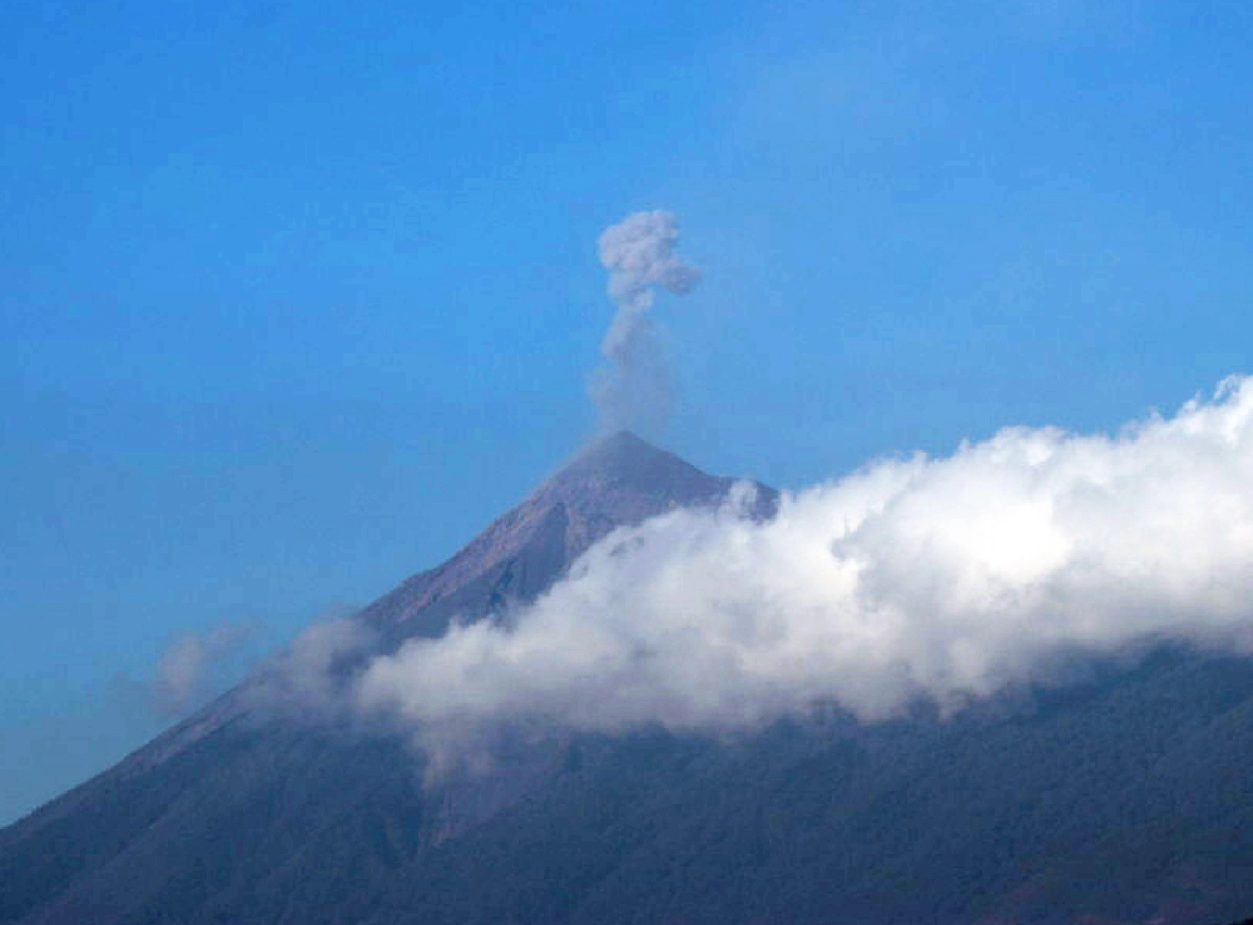 少し噴火中のフエゴ山（活火山）