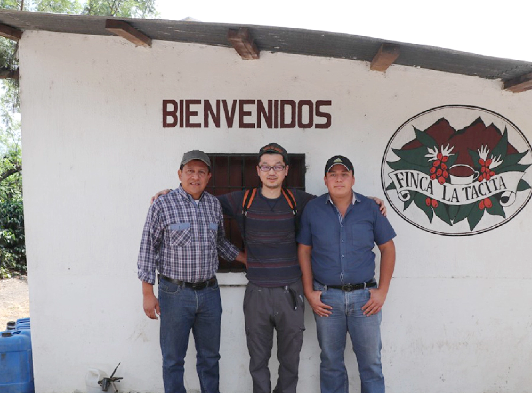 農園関係者とともに記念写真