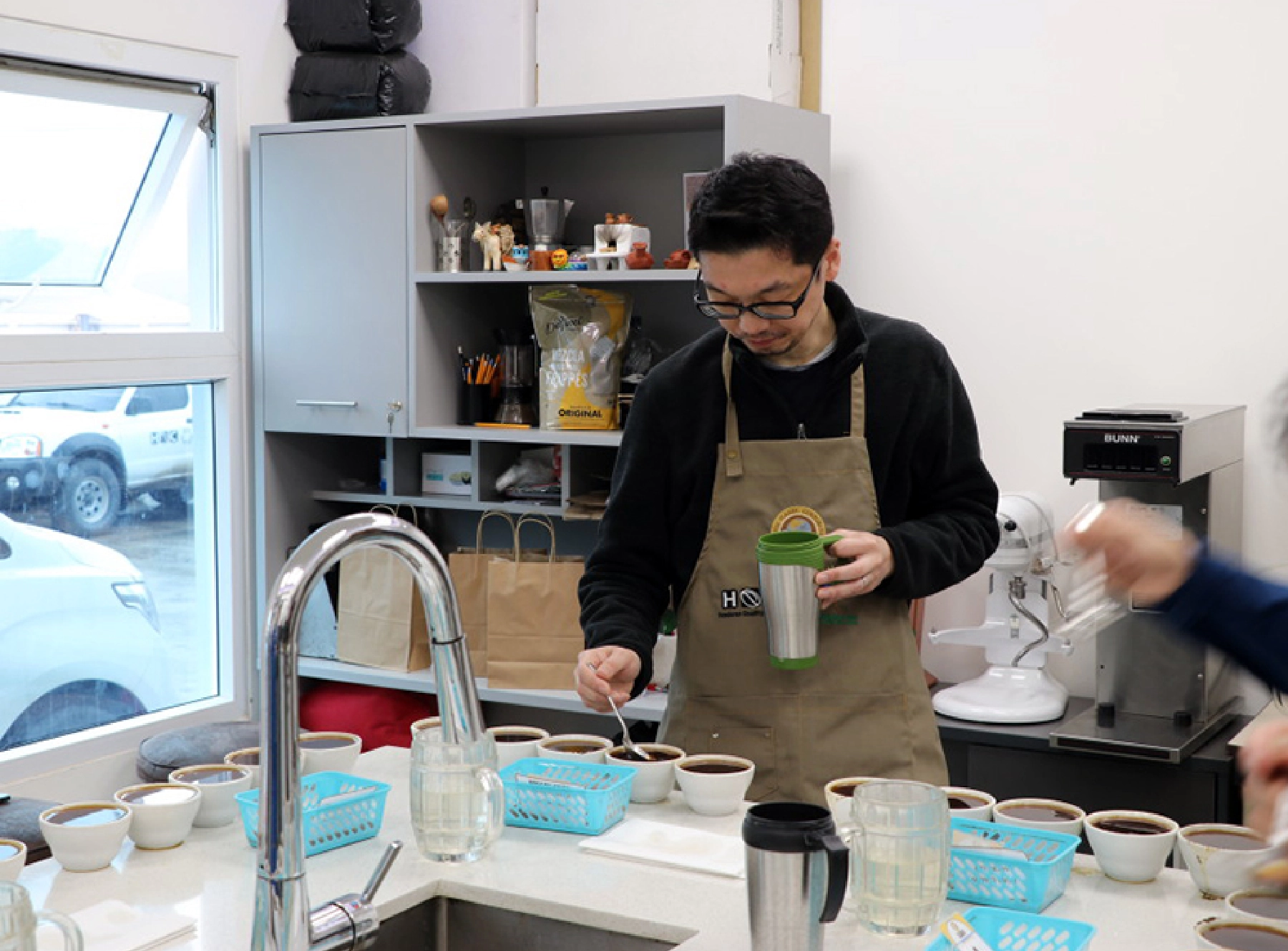 上澄み部分をすくって味見