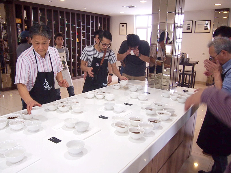 買い付ける豆を選ぶ様子