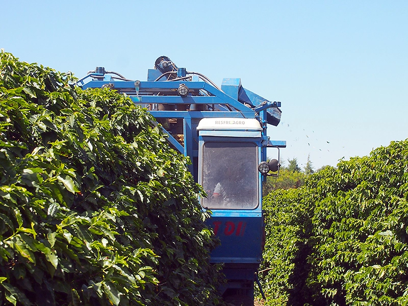 機械を使った収穫風景