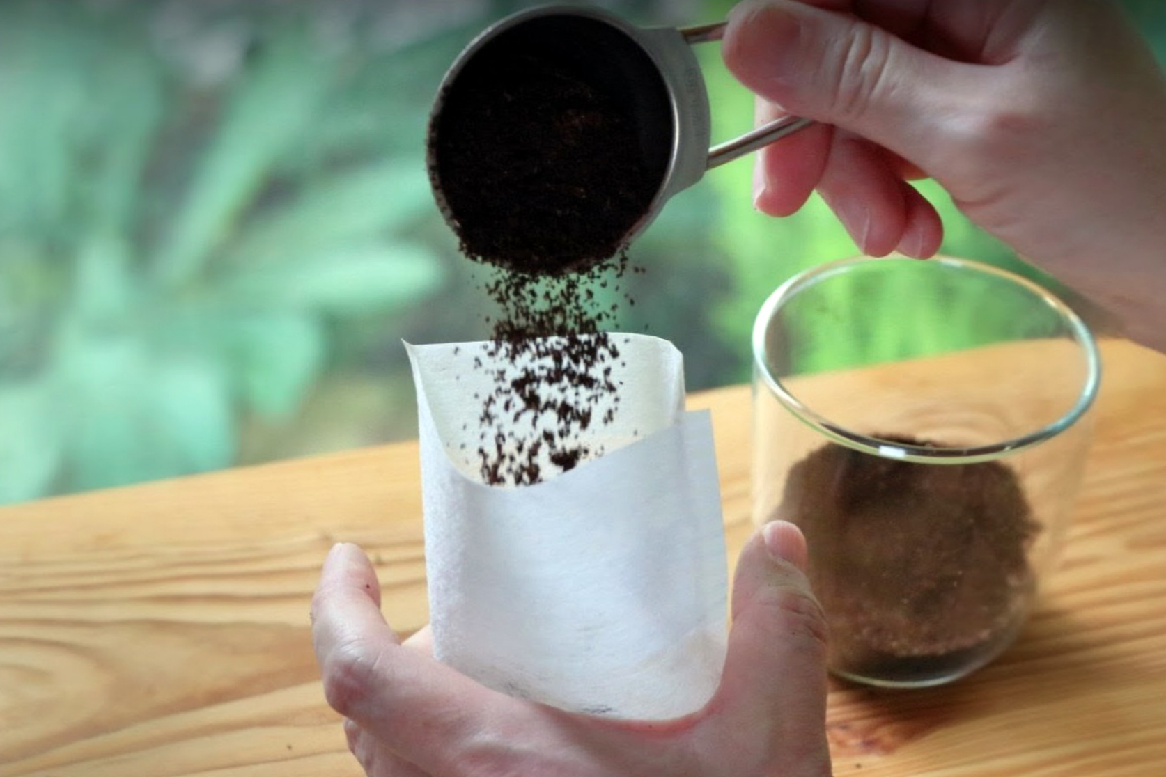 豆をパックに入れる画像