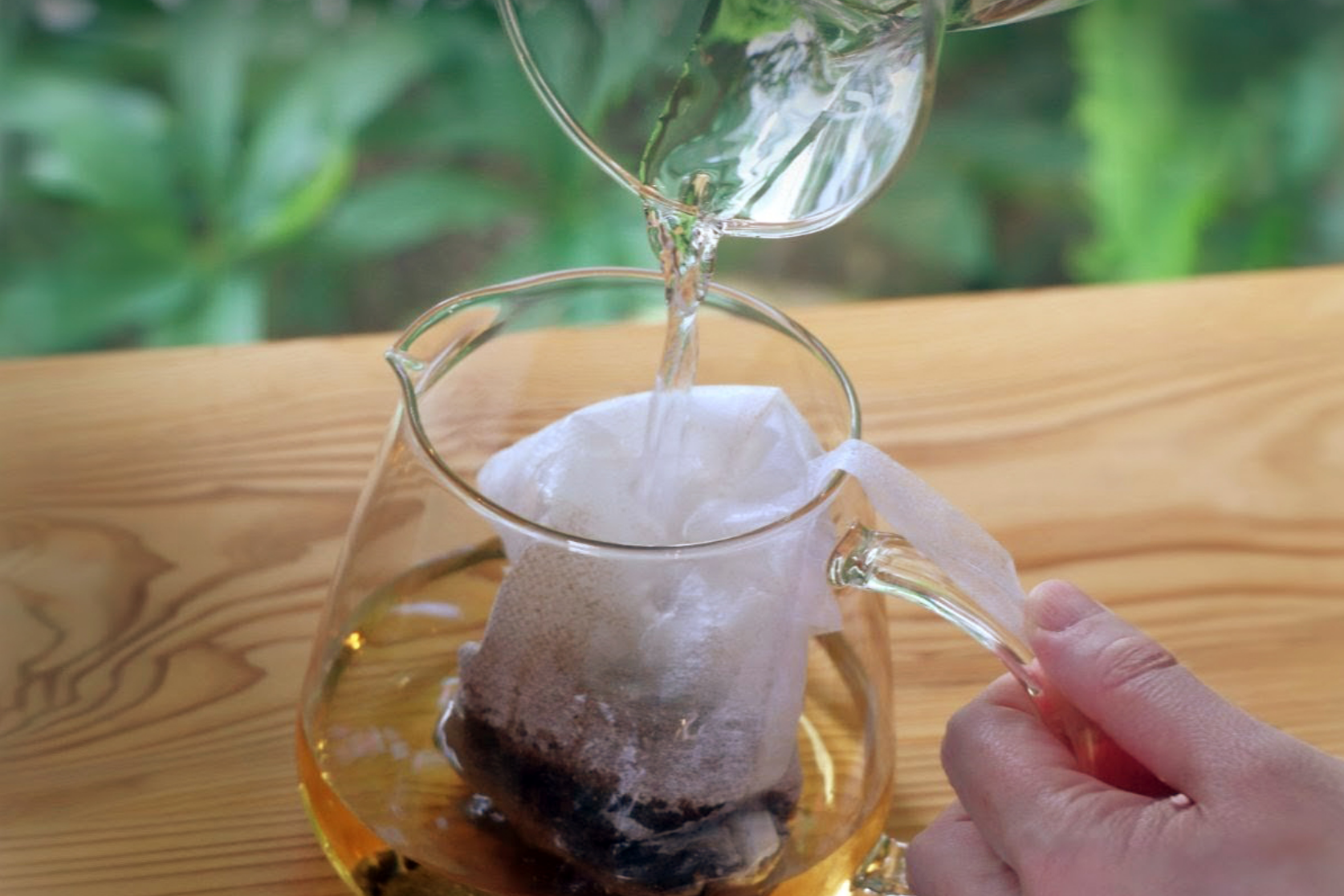 コーヒーサーバーに水を注ぐ画像