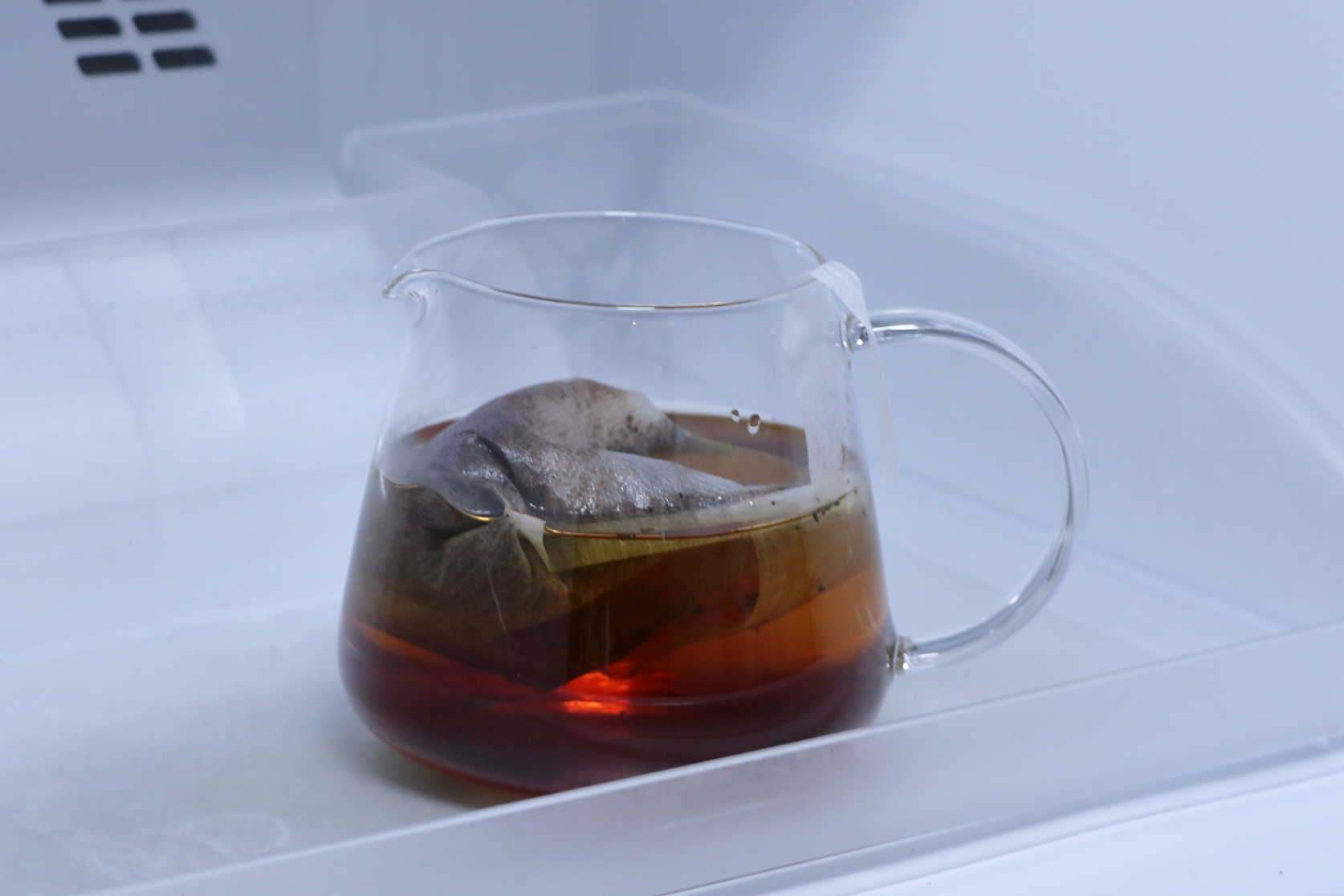 冷蔵庫で冷やされる珈琲